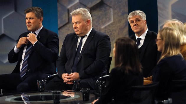 Povolebn debata v islandsk televizi. Zcela vlevo sed f Strany nezvislosti Bjarni Benediktsson, vedle nj je premir Sigurdur Ingi Johannsson (30. jna 2016).