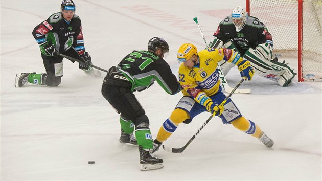 Momentka ze zpasu 17. kola hokejov extraligy mezi Zlnem (lut) a Mladou Boleslav.