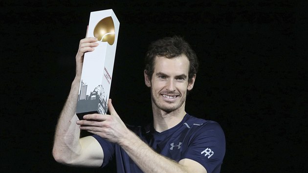 Andy Murray s trofej pro vtze turnaje Erste Bank Open.