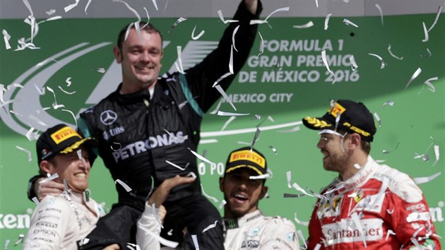 PODIOV OSLAVY. Lewis Hamilton dr s Nikem Rosbergem technickho editele Mercedesu Paddyho Lowera na stupnch vtz po Velk cen Mexika. Pihl Sebastian Vettel.