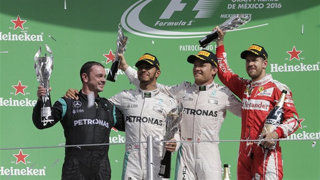 STUPN VTZ. Zprava tet Sebastian Vettel, druh Nico Rosberg, vtz Lewis Hamilton a technick editel Mercedesu Paddy Lowe.