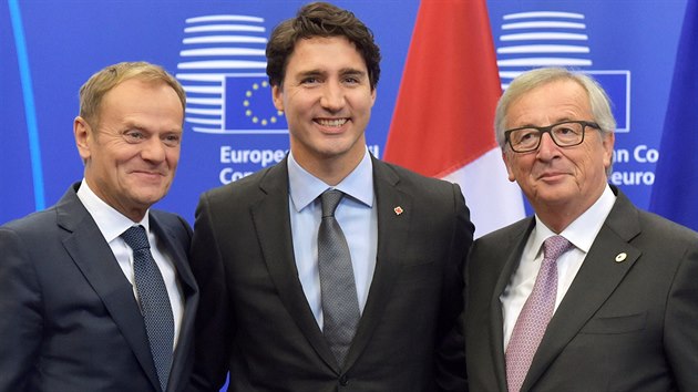 Prezident EU Donald Tusk (vlevo) Kanadsk premir Justin Trudeau  a f Evropsk komise Jean-Claude Juncker (vpravo) ped podpisem klovho dokumentu.