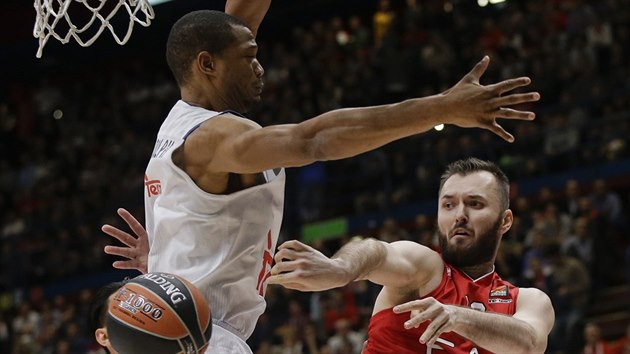 Anthony Randolph (vlevo) z Realu Madrid se sna ubrnit Milana Mavana z Armani Miln.