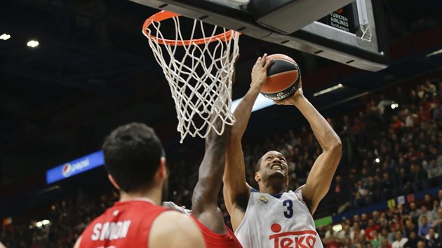 Anthony Randolph (v blm) z Realu Madrid zakonuje na ko Armani Miln.