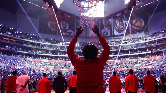 DeAndre Jordan z Los Angeles Clipper se ped zpasem s Utahem protahuje pod koem.