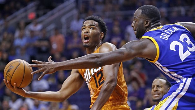 T. J. Warren (vlevo) z Phoenixu zakonuje pes Draymonda Greena z Golden State.