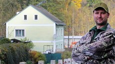 Bedřich Rajtmajer se těší, že od obce odkoupí dům, ve kterém léta žije. Díky... Bedřich Rajtmajer se těší, že od obce odkoupí dům, ve kterém léta žije. Díky...