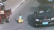 Policista zachránil dít na odráedle uprosted runé silnice