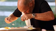 Šéf si neodpustí ani moučník, tenhle je z pomerančů a pražených oříšků. Šéf si neodpustí ani moučník, tenhle je z pomerančů a pražených oříšků.