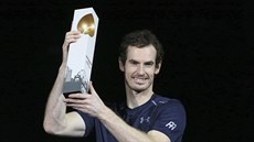 Andy Murray s trofejí pro vítze turnaje Erste Bank Open.