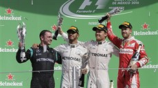 STUPN VÍTZ. Zprava tetí Sebastian Vettel, druhý Nico Rosberg, vítz Lewis...