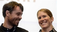 USMĚVAVÍ. Běžci na lyžích Aleš Razým a Kateřina Smutná tiskové konferenci před... USMĚVAVÍ. Běžci na lyžích Aleš Razým a Kateřina Smutná tiskové konferenci před...