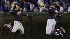 Baseballisté Clevelandu Francisco Lindor (vlevo) a Rajai Davis se radují z... Baseballisté Clevelandu Francisco Lindor (vlevo) a Rajai Davis se radují z...