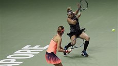 Lucie afáová (vlevo) a Bethanie Matteková-Sandsová ve finále tyhry na...