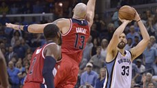 Marc Gasol z Memphisu střílí na koš Washingtonu přes Marcina Gortata. Marc Gasol z Memphisu střílí na koš Washingtonu přes Marcina Gortata.