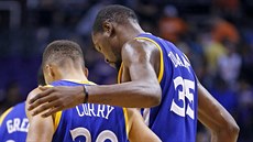 Stephen Curry a Kevin Durant ladí hru Golden State.