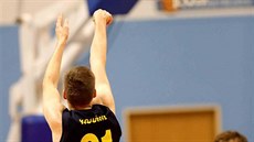 Opavský rozehrávač Radovan Kouřil (vlevo) střílí na koš Prostějova. Opavský rozehrávač Radovan Kouřil (vlevo) střílí na koš Prostějova.