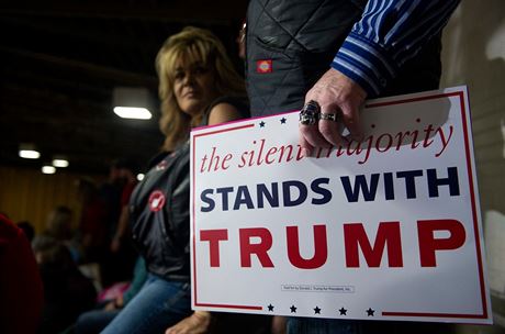 Tichá vtina stojí za Trumpem, hlásal jeden z transparent na mítinku v...
