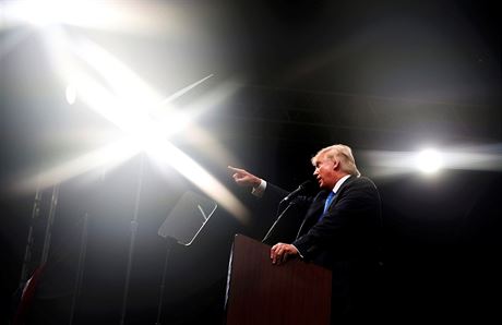 Donald Trump bhem svého projevu  v Severní Karolín (3. listopadu 2016).