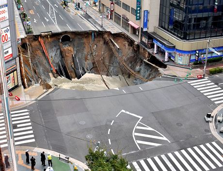 Na runé tíd japonského msta Fukuoka se propadla zem a vznikl velký kráter...