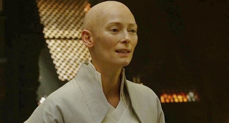 Tilda Swintonová ve filmu Doktor Strange