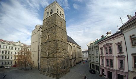 V olomouckého kostela svatého Moice, na jejím vrcholu ve výce 46 metr se...