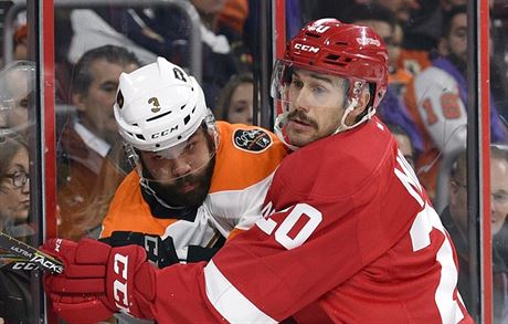 Drew Miller (vpravo) z Detroitu a Radko Gudas z Philadelphie bojují u mantinelu.