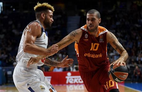 Blake Schilb (vpravo) z Galatasaray Istanbul obchází Jefferyho Taylora z Realu...