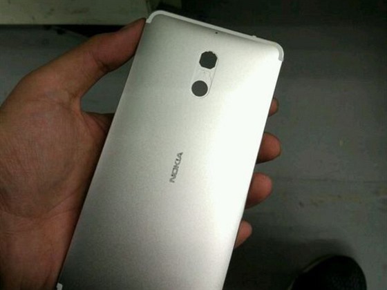 Kryt chystaného smartphonu Nokia s Androidem