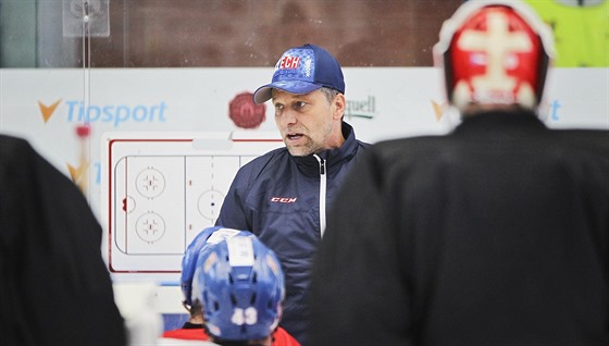 Trenér hokejové reprezentace Josef Janda udílí na srazu v Plzni pokyny hrám.