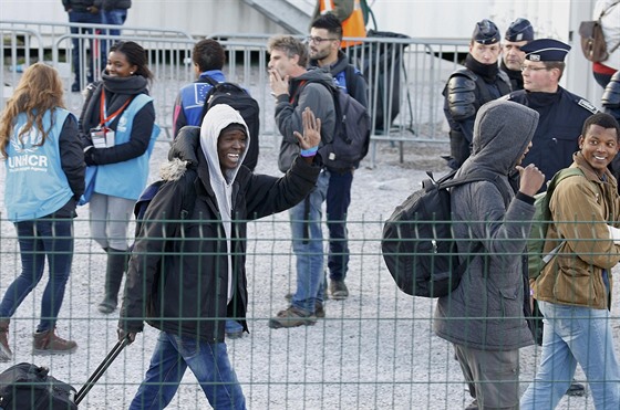 Francouzské úady zahájily pevoz mladistvých migrant z táboit u Calais...