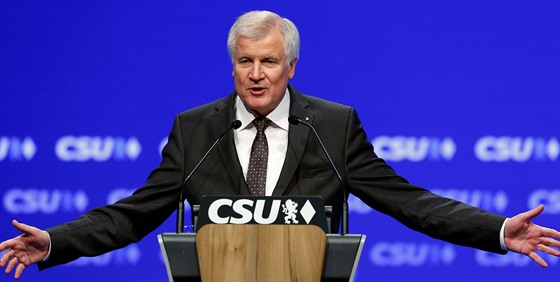 Bavorský premiér a éf CSU Horst Seehofer hovoí na sjezdu strany v Mnichov...