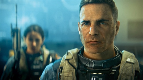 Voják z Call of Duty: Infinite Warfare hledí vstíc lepím zítkm. Ilustraní obrázek