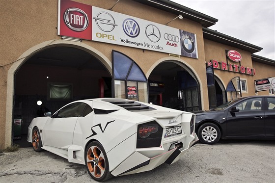 Kosovan Driton Selmani si postavil repliku lamborghini.