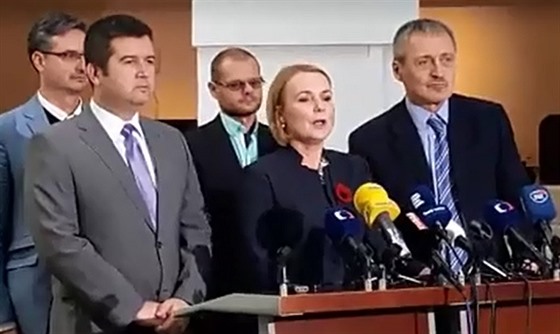 Poslanci napí stranami, vetn ministra obrany Martina Stropnického z ANO....