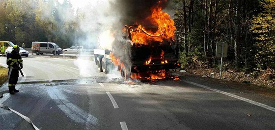 Na dálnici D1 u sjezdu na Domaov zaala hoet kabina cisterny. (7.11.2016)