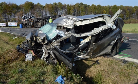 Tragický stet osobního automobilu s kamionem u Vracova na Hodonínsku (5....