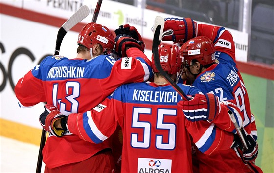 Radost ruských hokejist po gólu do sít Finska.