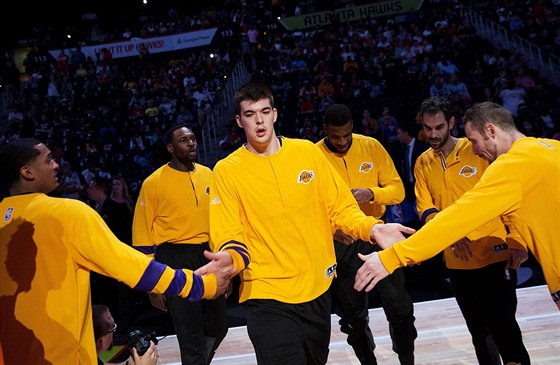 Basketbalisté Los Angeles Lakers pili s vlastní verzí iniciativy NBA zvané Building Bridges with Basketball.