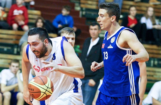 Pavel Novák (vlevo) z UP Olomouc uniká Janu Kozákovi z Basketbalu Olomouc.