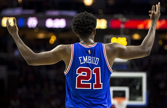 Joel Embiid z Philadelphie se na rozhodích doaduje faulu.