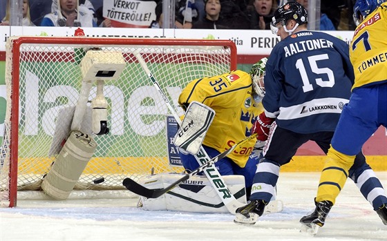 Miro Aaltonen z Finska pekonává védského gólmana Niklase Svedberga.