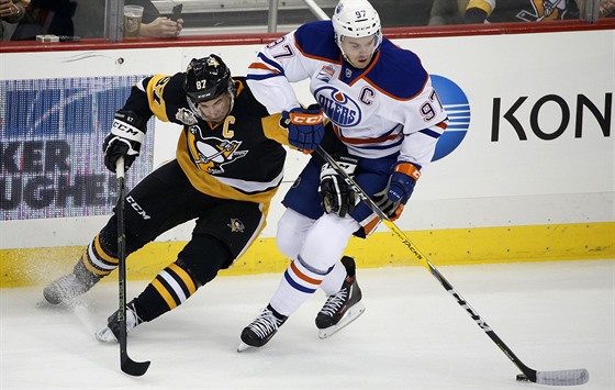 Sidney Crosby z Pittsburghu (vlevo) a Connor McDavid z Edmontonu bojují o puk.