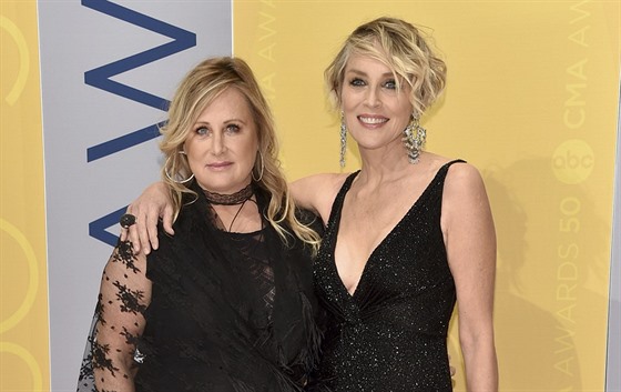 Sharon Stone a její sestra Kelly na CMA Awards (Nashville, 2. listopadu 2016)