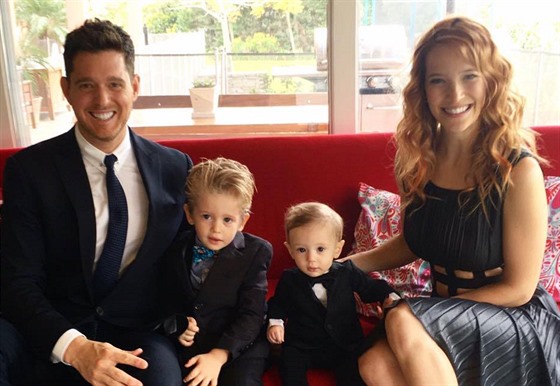 Michael Bublé, jeho manelka Luisana Lopilatová a jejich synové Noah a Elias...