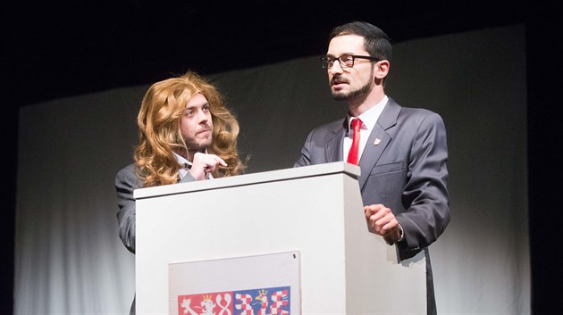 Politický kabaret Ovčáček čtveráček ve zlínském divadle. Politický kabaret Ovčáček čtveráček ve zlínském divadle.