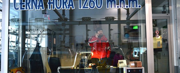 Kabinková lanovka vyveze lyžaře na vrchol Černé hory. U sjezdovky je samostatný... Kabinková lanovka vyveze lyžaře na vrchol Černé hory. U sjezdovky je samostatný...