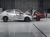 Nissan Versa a Nissan Tsuru v netradinm crashtestu