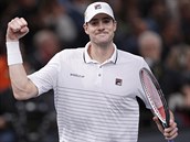 John Isner se raduje z postupu do finle turnaje v Pai. V semifinle si...