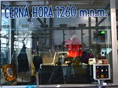 Kabinková lanovka vyveze lyžaře na vrchol Černé hory. U sjezdovky je samostatný... Kabinková lanovka vyveze lyžaře na vrchol Černé hory. U sjezdovky je samostatný...